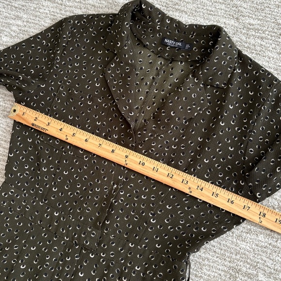 Nasty Gal Long Sleeve Collared Jumpsuit Size 8 Wide Leg Dot Patterned One Piece - Picture 9 of 12